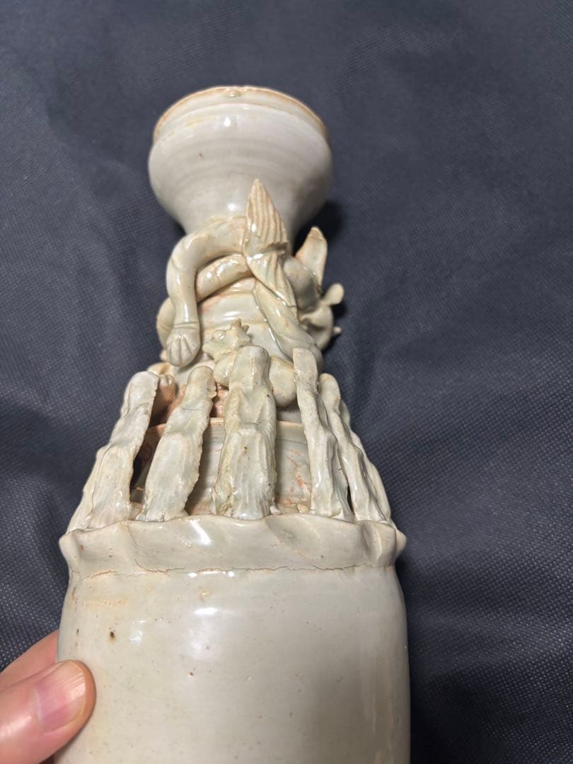 中国古美術品　宋の時代青白磁　螭龍文瓶　谷倉瓶