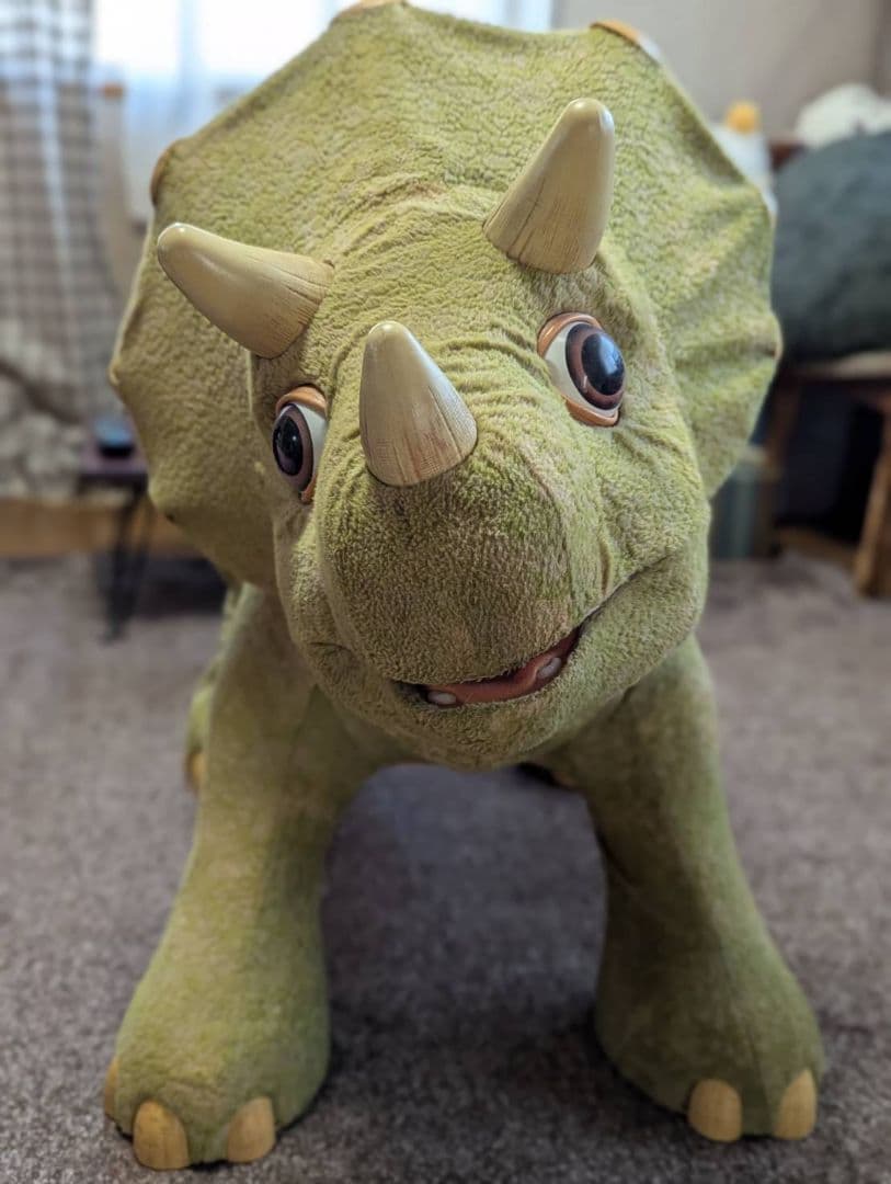 【宮城送料無料】子供が乗れる動くトリケラトプス 　恐竜玩具 ￥108,000