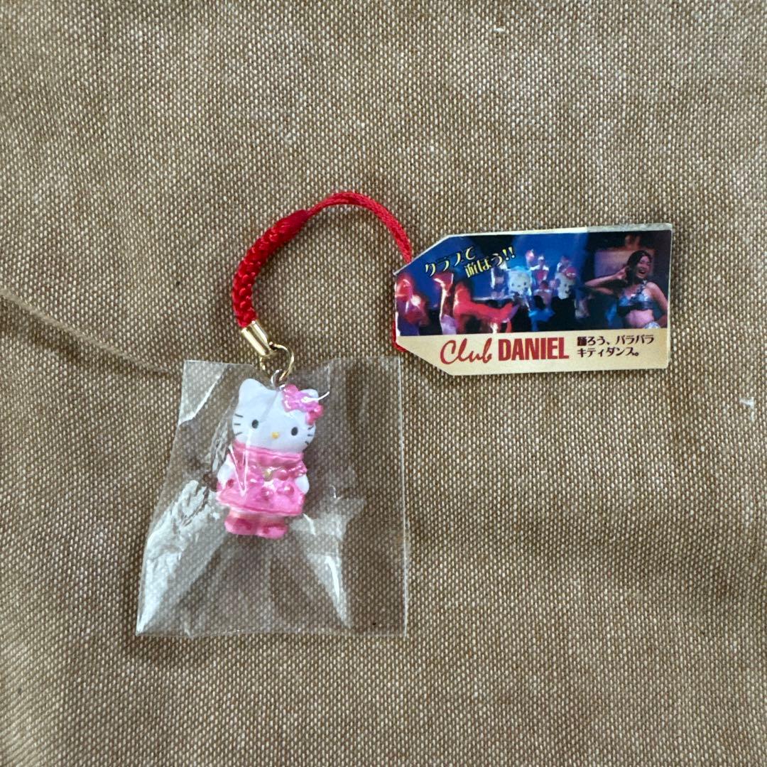 キティ サンリオピューロランド ハローキティ　　非売品 ピンクドレス ストラップ