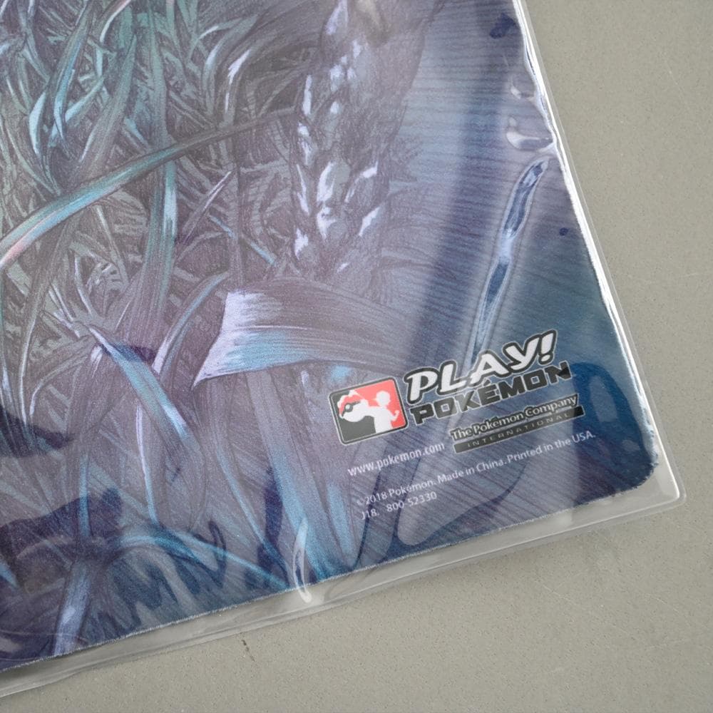 プレイマット『海外限定/ゲンガー＆ミミッキュ(CHAMPION)』