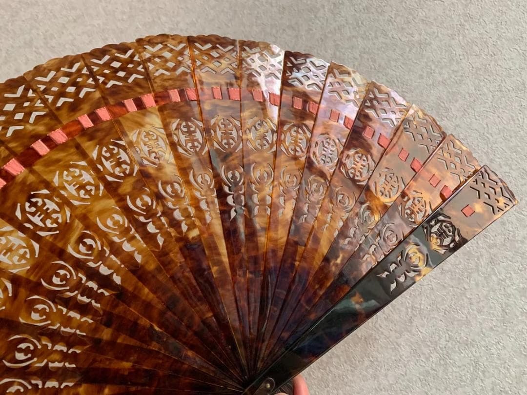 本鼈甲 べっ甲 扇子 工芸品 透かしデザイン 中国扇子 96g