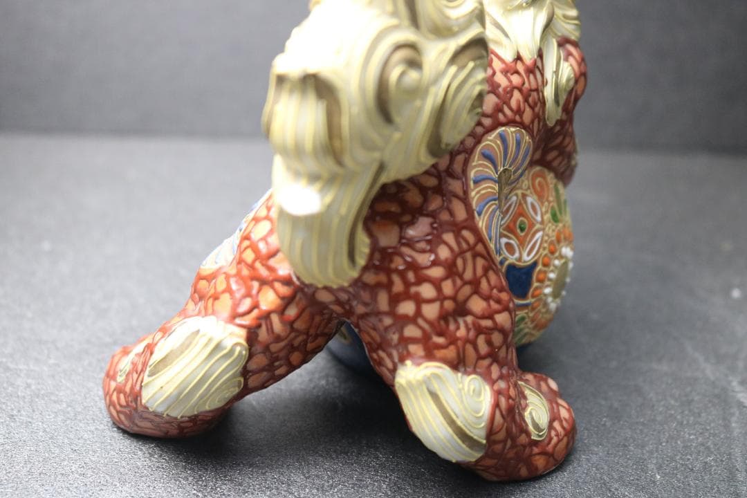玉乗り獅子／九谷焼／九谷八幡窯／朱／玄関置物／玉体守護／邪気祓い／財産運運気向上