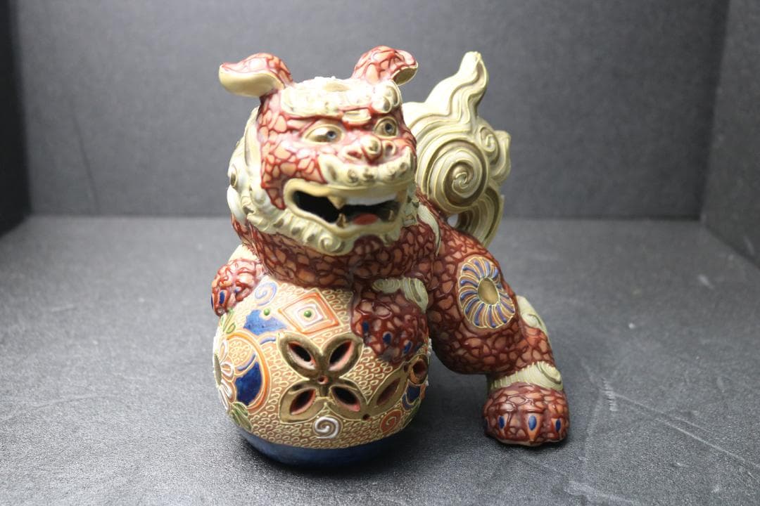 玉乗り獅子／九谷焼／九谷八幡窯／朱／玄関置物／玉体守護／邪気祓い／財産運運気向上