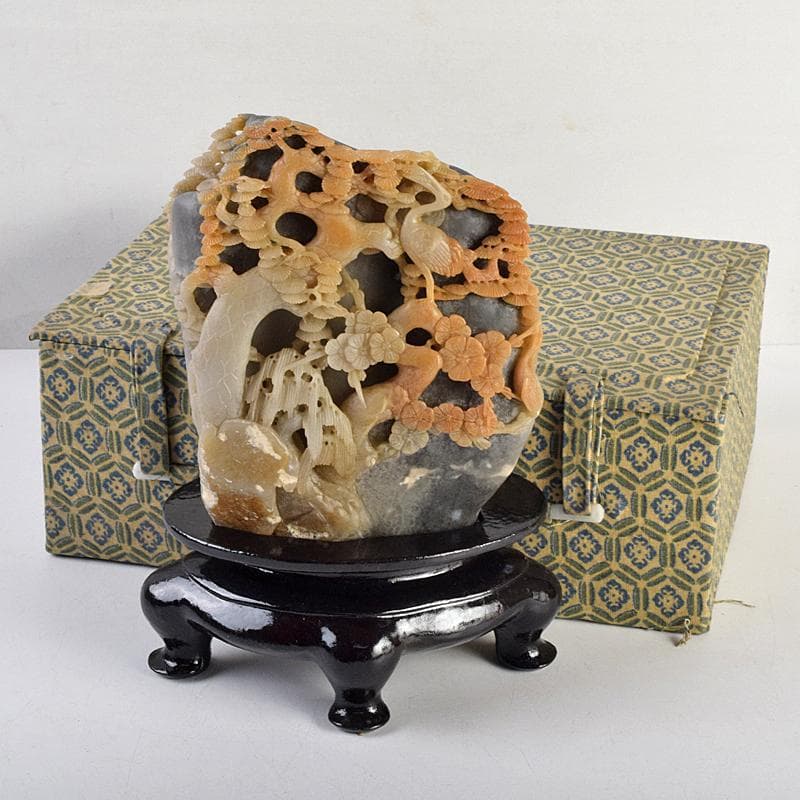 中国　玉石寿山石彫刻　鶴松刻　置物　唐木台付　V　R9120