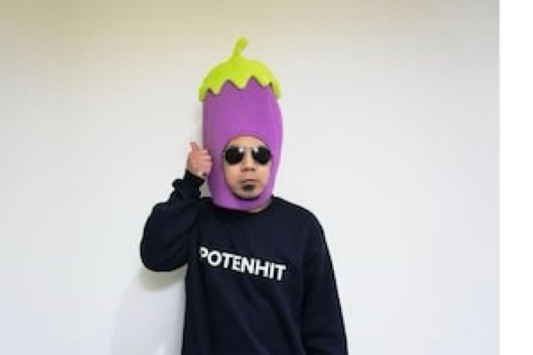 本物のナスビの被り物　天竺鼠