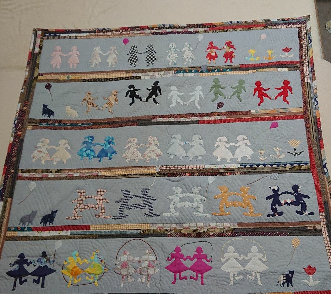 手作りパッチワークのタペストリー