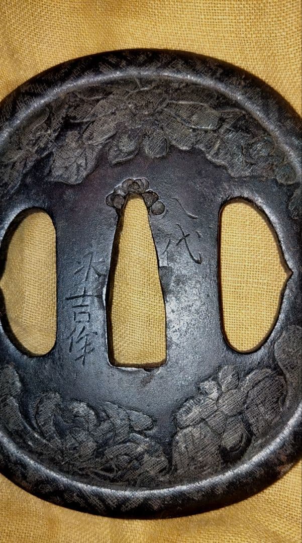 珍品　鉄鍔　鐔　(八代永吉作　菊花象嵌図)　江戸時代　志水永吉　甚吾　箱付き