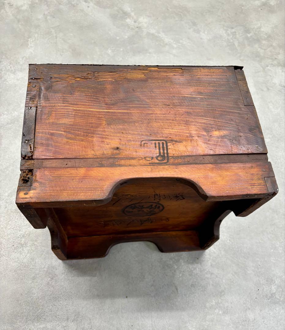 古い木箱 脚付き 鉄枠補強 刻印入り｜無垢材 古道具 収納箱 店舗什器