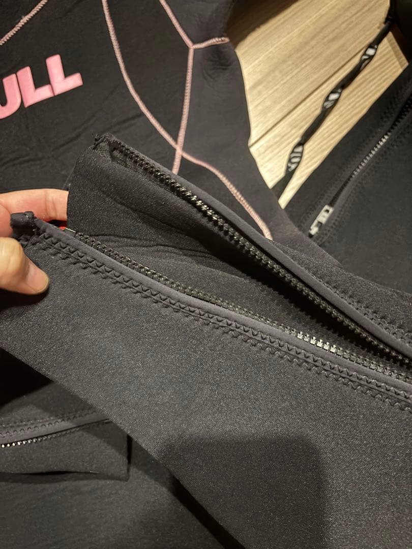 GULL フルスーツ ブラック ピンクロゴ　Mw