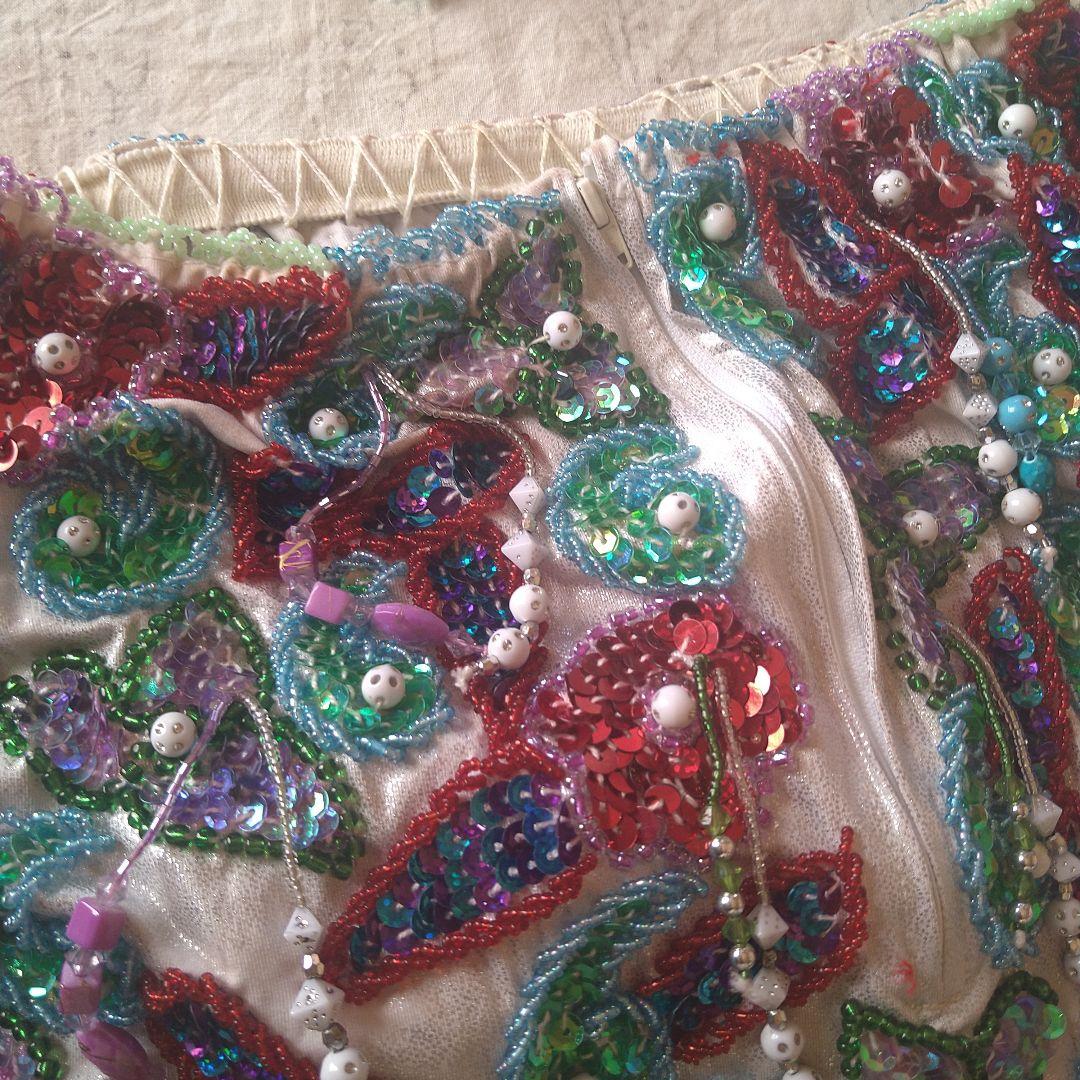 ベリーダンス衣装　中古　セット　白地に赤、青　多色ビーズ刺繍