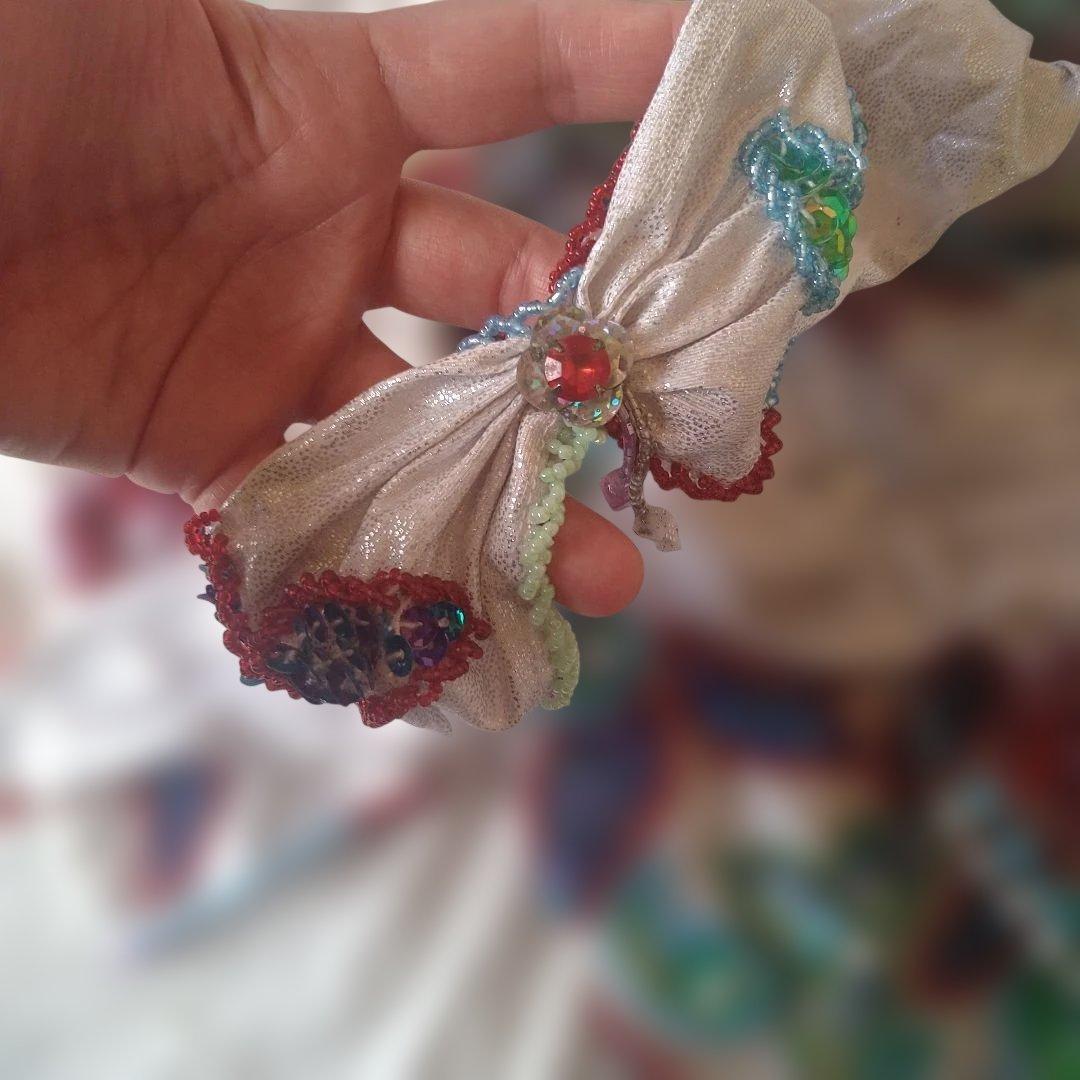 ベリーダンス衣装　中古　セット　白地に赤、青　多色ビーズ刺繍