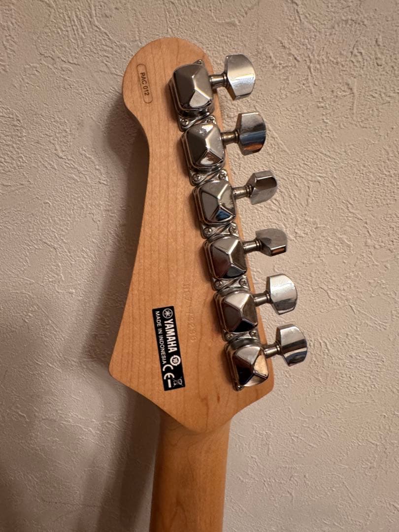 4万円程豪華ヤマハエレキギターとアンプと肩掛けとギター設置ホルダー豪華4点セット