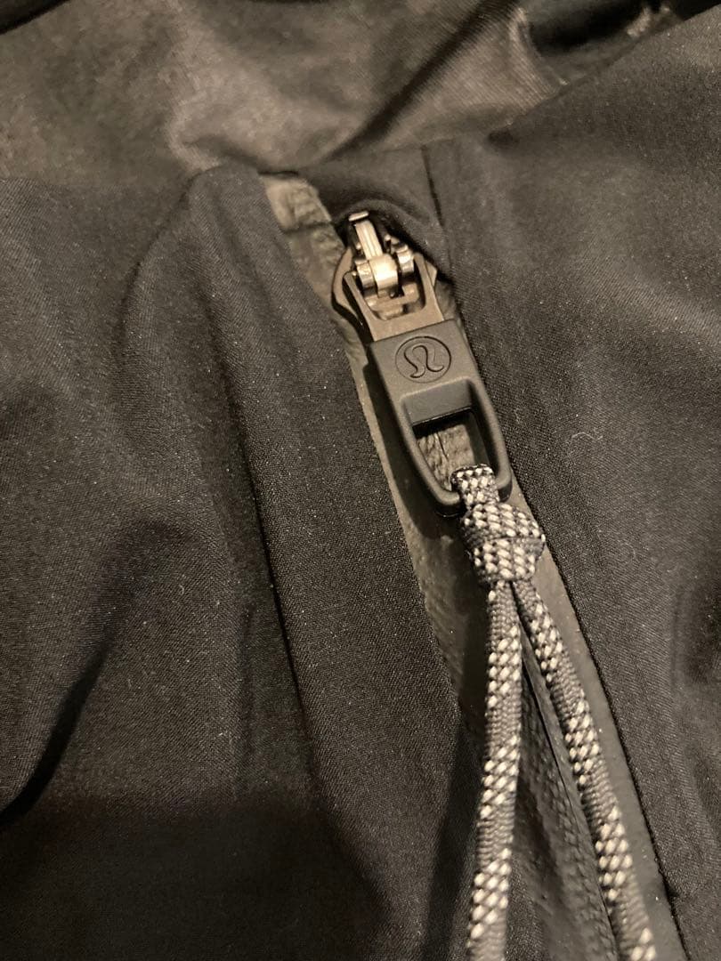 【新品タグ付き・定価29,800円】ルルレモン　ジャケット　パーカー　４　黒