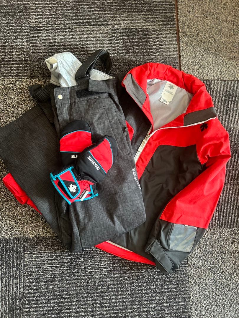 デサント　子ども用スキー・スノーボードウェア 赤黒セット