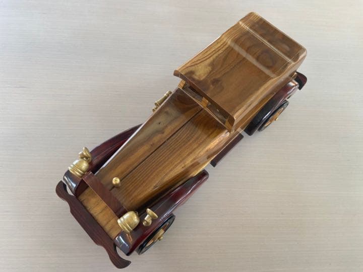 レトロな車の木製オブジェ