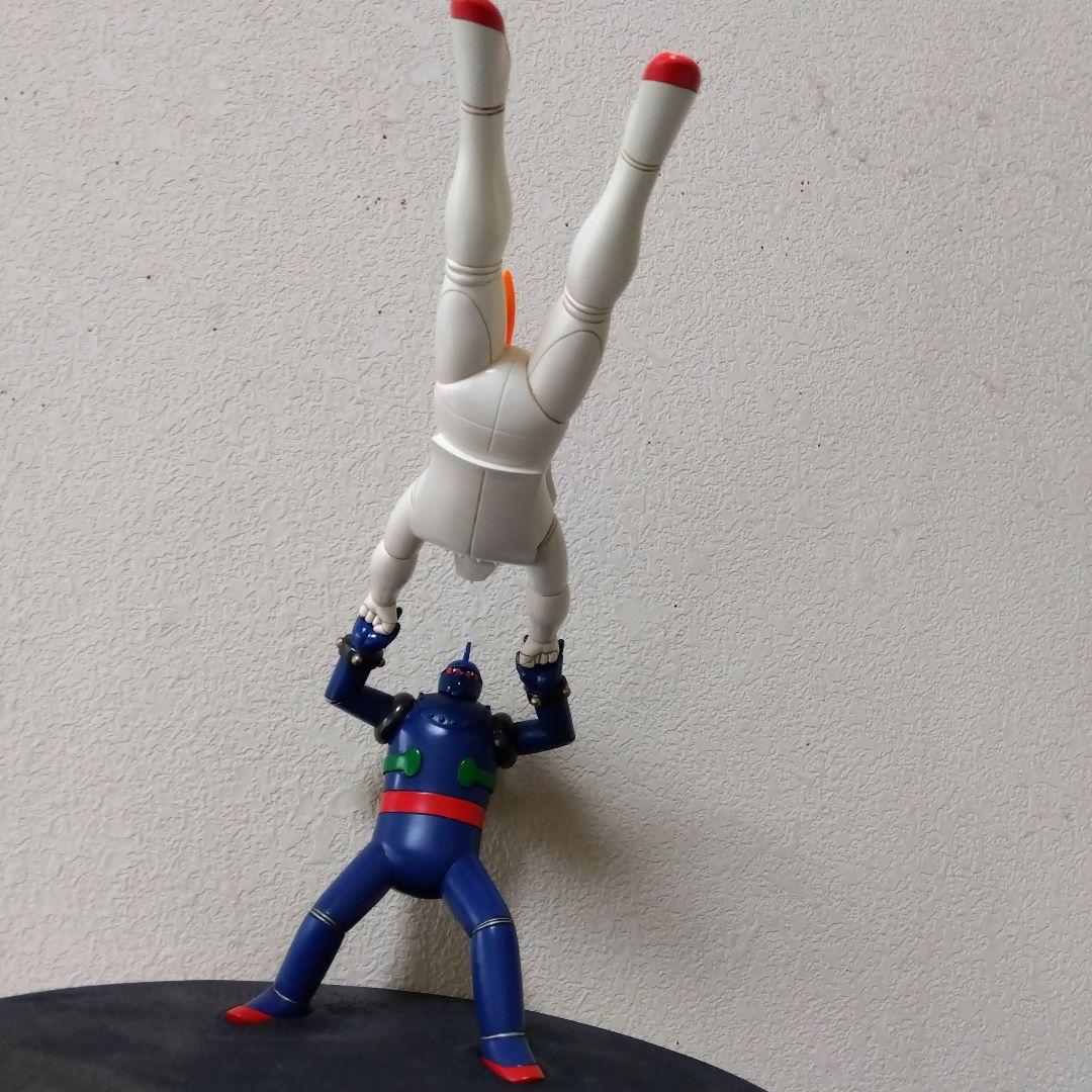 鉄人28号対バッカスのアクションポーズ