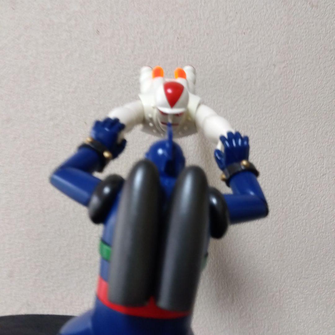 鉄人28号対バッカスのアクションポーズ