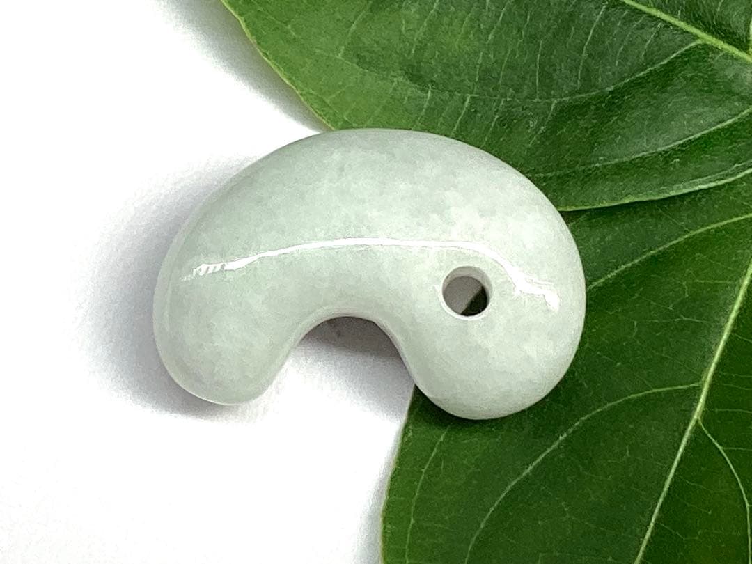 ✳60万円以上の高品質を‼️糸魚川翡翠勾玉*氷　安価卸しにて‼️ 守護石に　鑑別書付