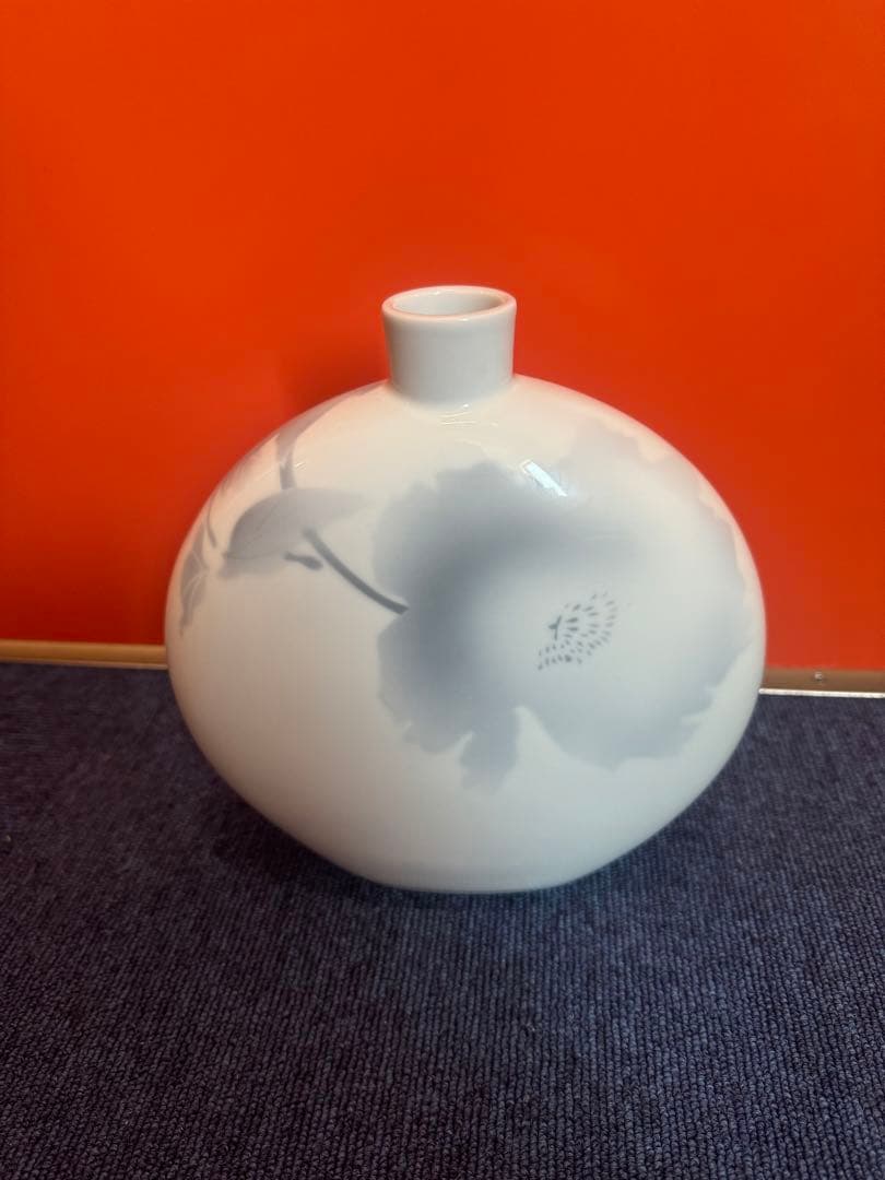 1569 深川製磁　淡釉光彩　薄墨白牡丹　花瓶　未使用