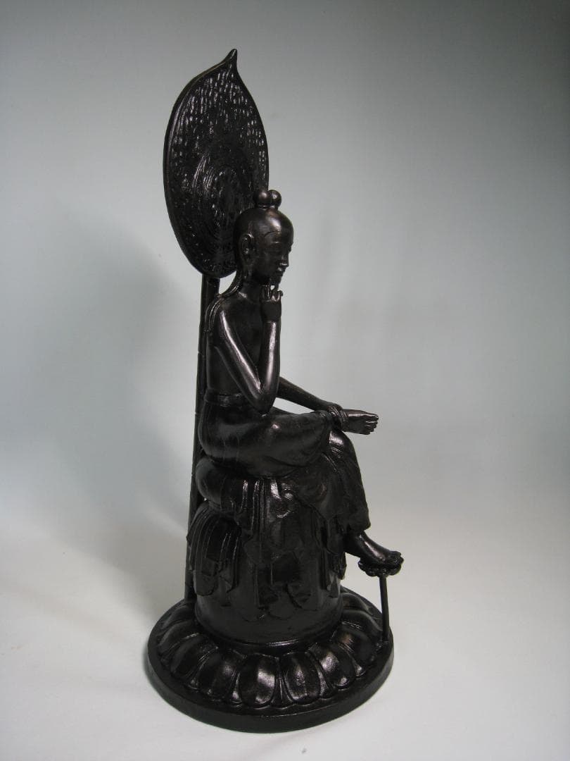 【菩薩半跏像】　　郡順治作　　ブロンズに漆黒の漆仕上