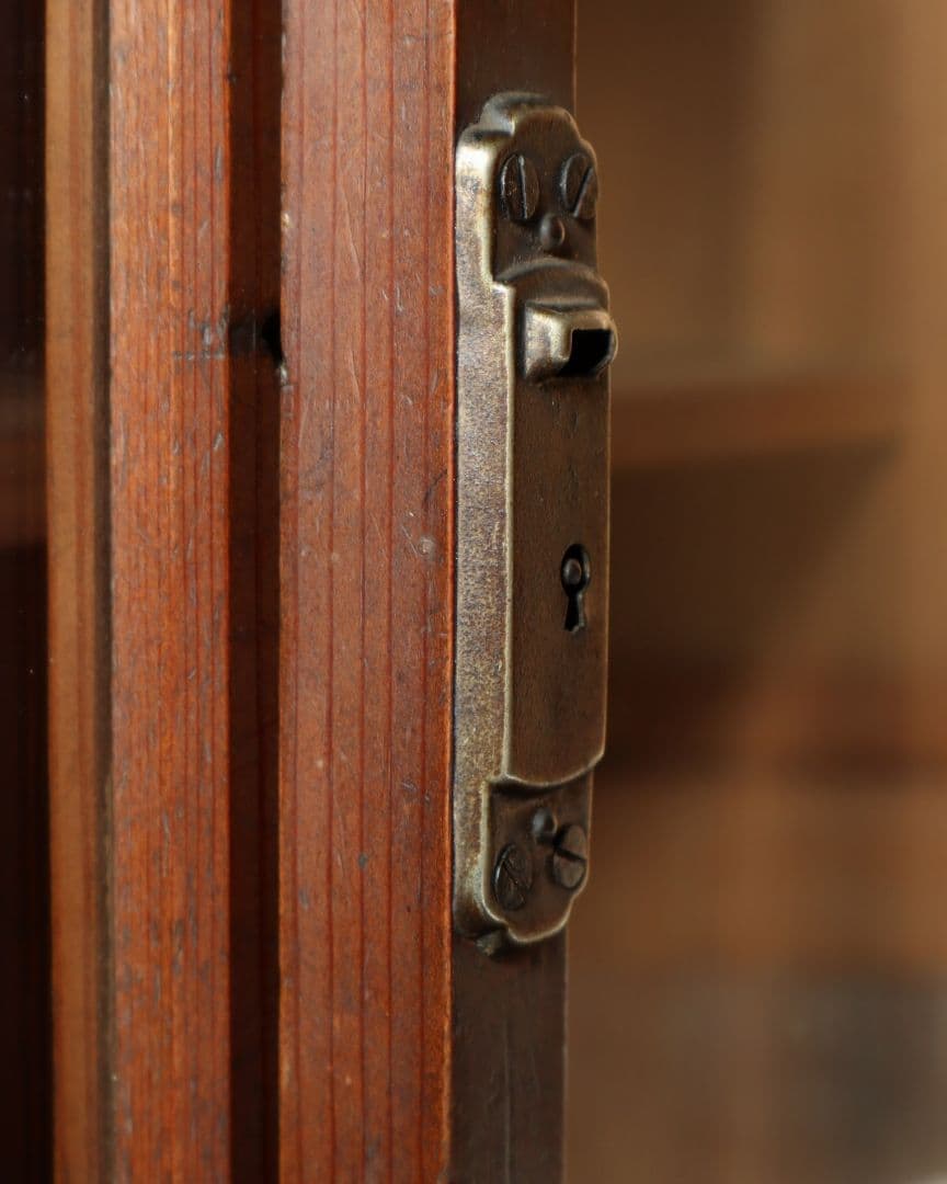 古い松(マツ)材ガラス戸棚　古道具 古家具 アンティーク 戸棚 カフェ ガラス