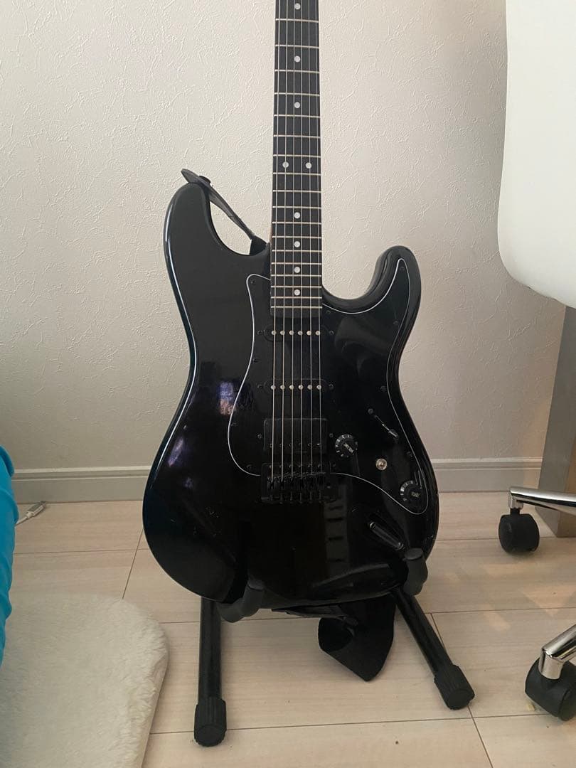 ブラックエレキギターとギターケース