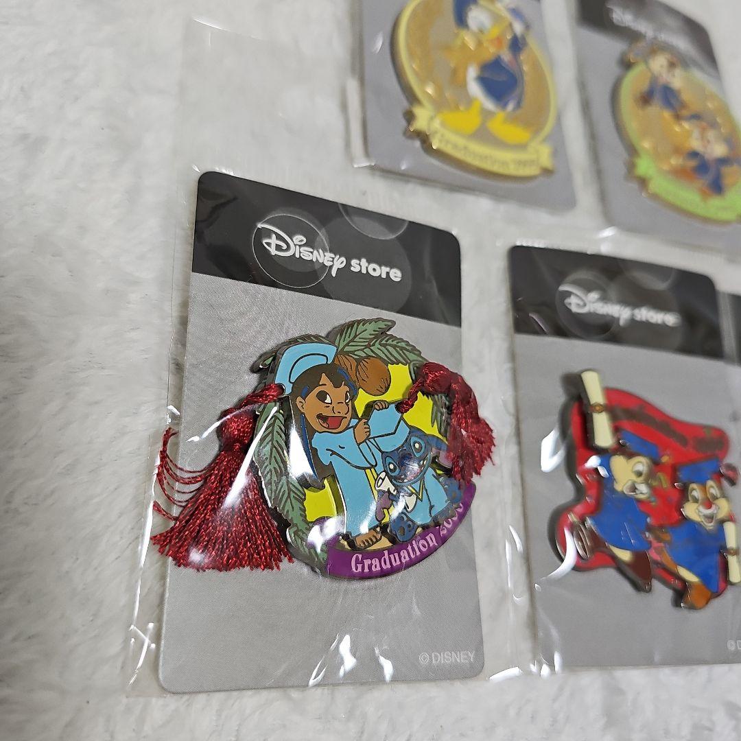 DisneyStore キャラクター 卒業記念 限定ピンバッジ