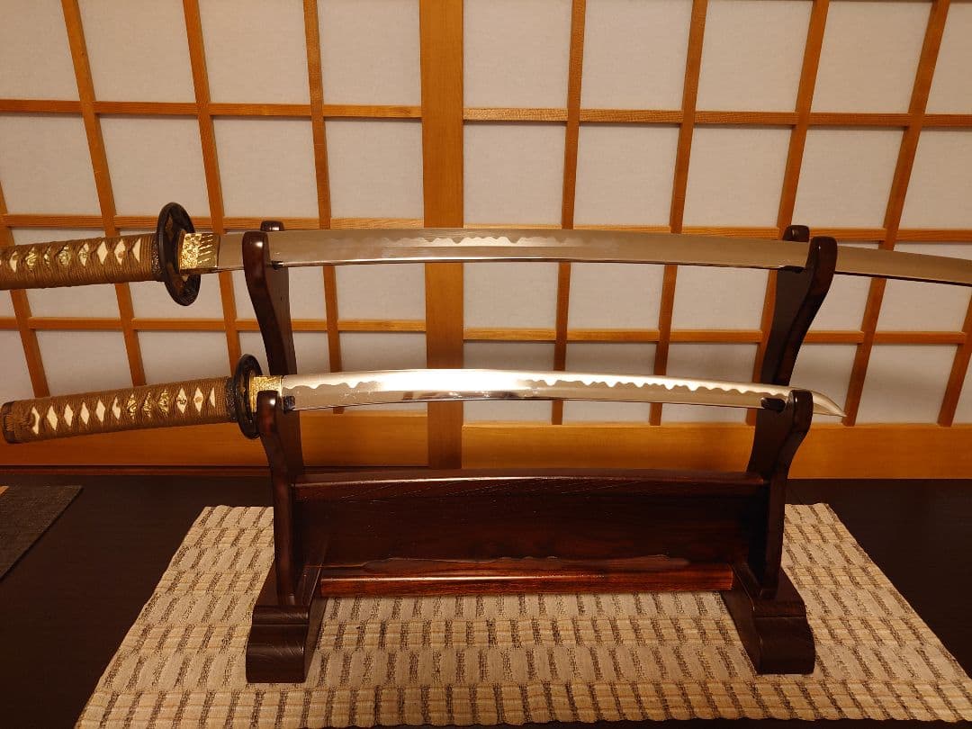 日本刀(模造刀)波紋あり 木製刀掛台付