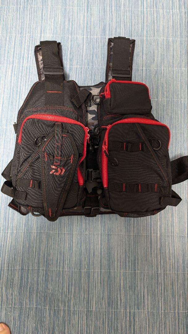 Daiwa フィッシングベスト ブラック/レッド 迷彩柄