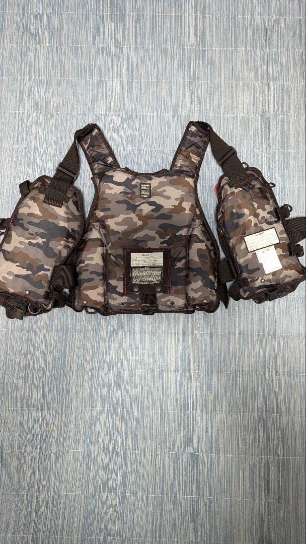 Daiwa フィッシングベスト ブラック/レッド 迷彩柄