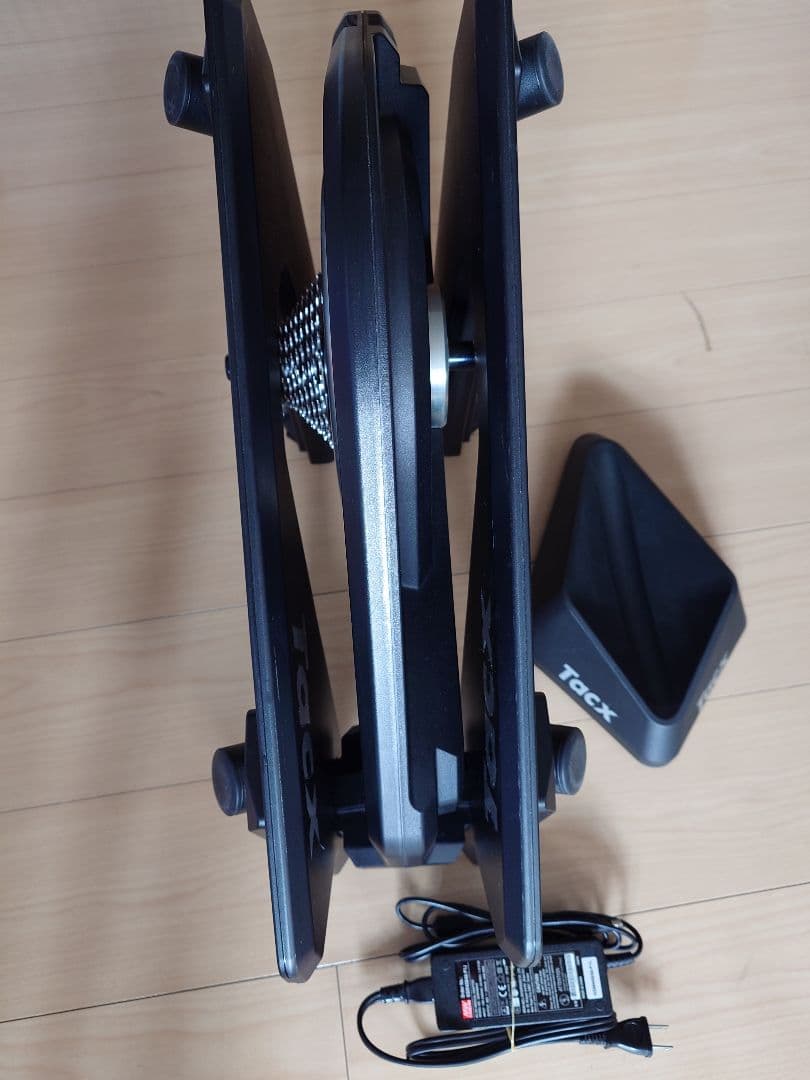 Tacx 折りたたみ式ローラー台 電源アダプター付き