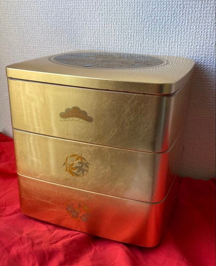 新品未使用　お重箱　お正月　金箔　松竹梅　迎春　朱塗り　螺鈿　貝　アンティーク