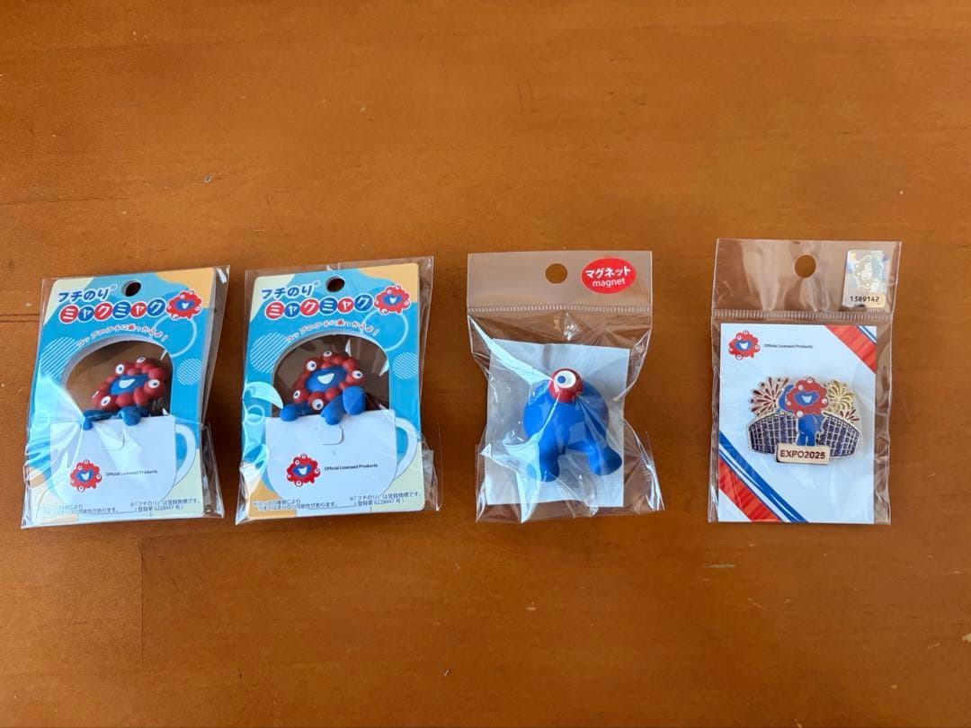 フチのりミャクミャク おしりマグネット　ピンバッジ4個セット