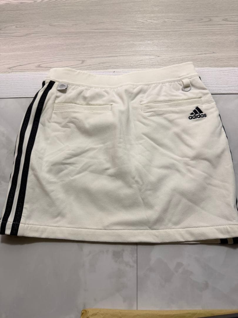 新品！adidas ホワイト スカート ゴルフ　スポーツウェア