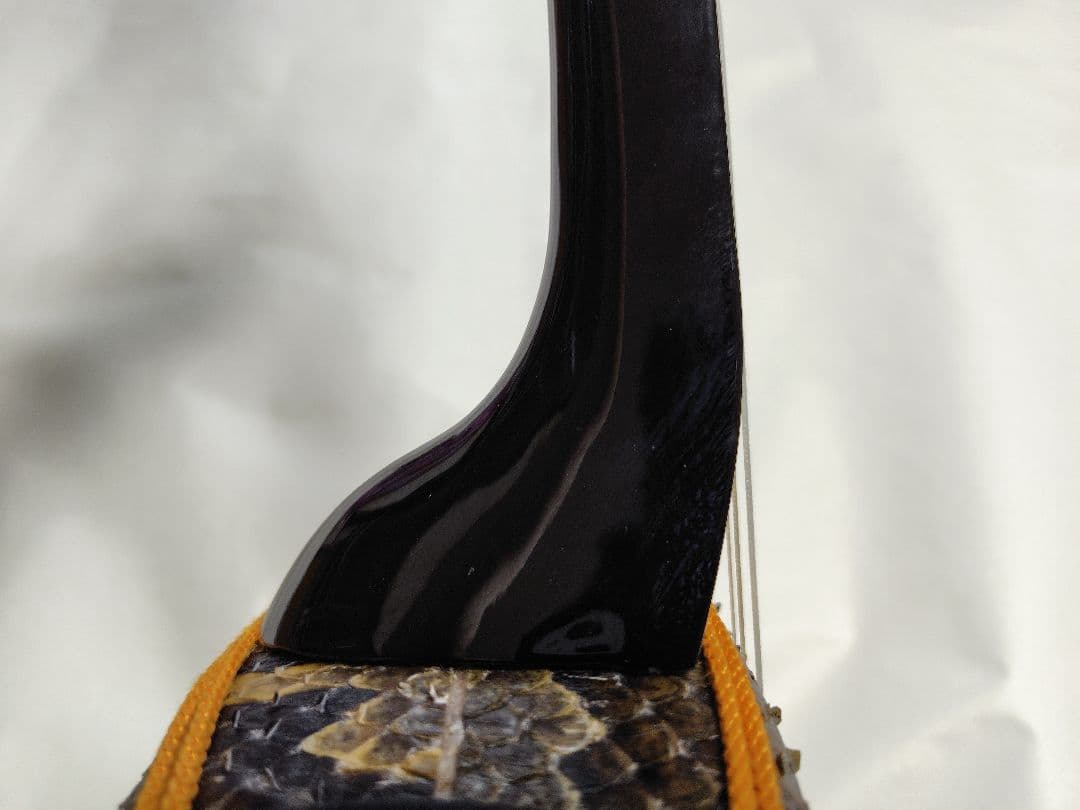 三線（沖縄三味線）　県産黒木（！？）棹　新調本皮一枚張りチーガ　ハードケース付