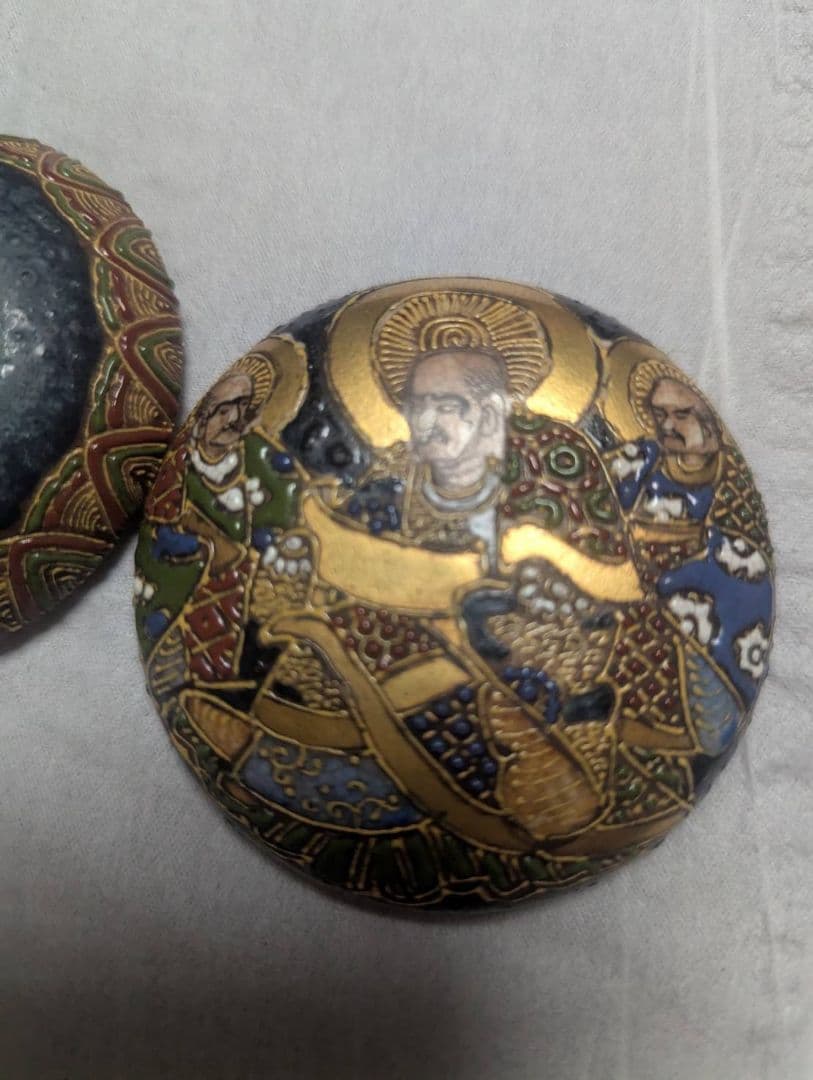 金色装飾の陶器製香合