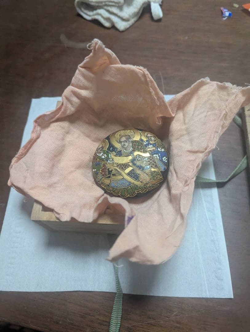 金色装飾の陶器製香合