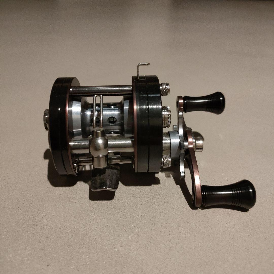 新品　五十鈴リール　bc421sss ブラックレッド　左巻き　bc420sss