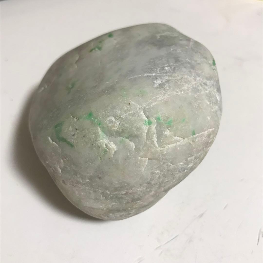 糸魚川翡翠　大きめ海石563g　白地に鮮やかな緑