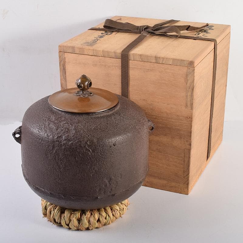 茶道具　釜師　畠春斎作　尻張形釜　鉄釜　ワラ釜敷付　共箱　M　R7824B