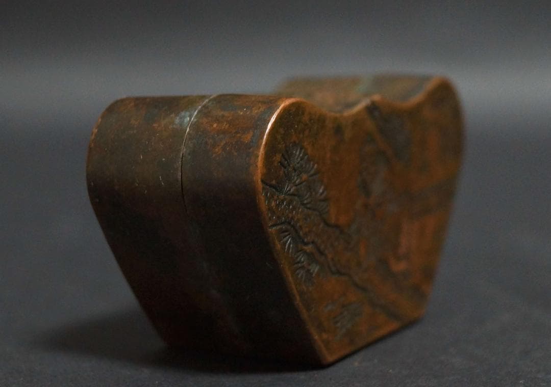 清 古銅製 瑞珍款 寅生刻『松下人物風景図』元寶形墨盒 書道具 古董 文法四宝