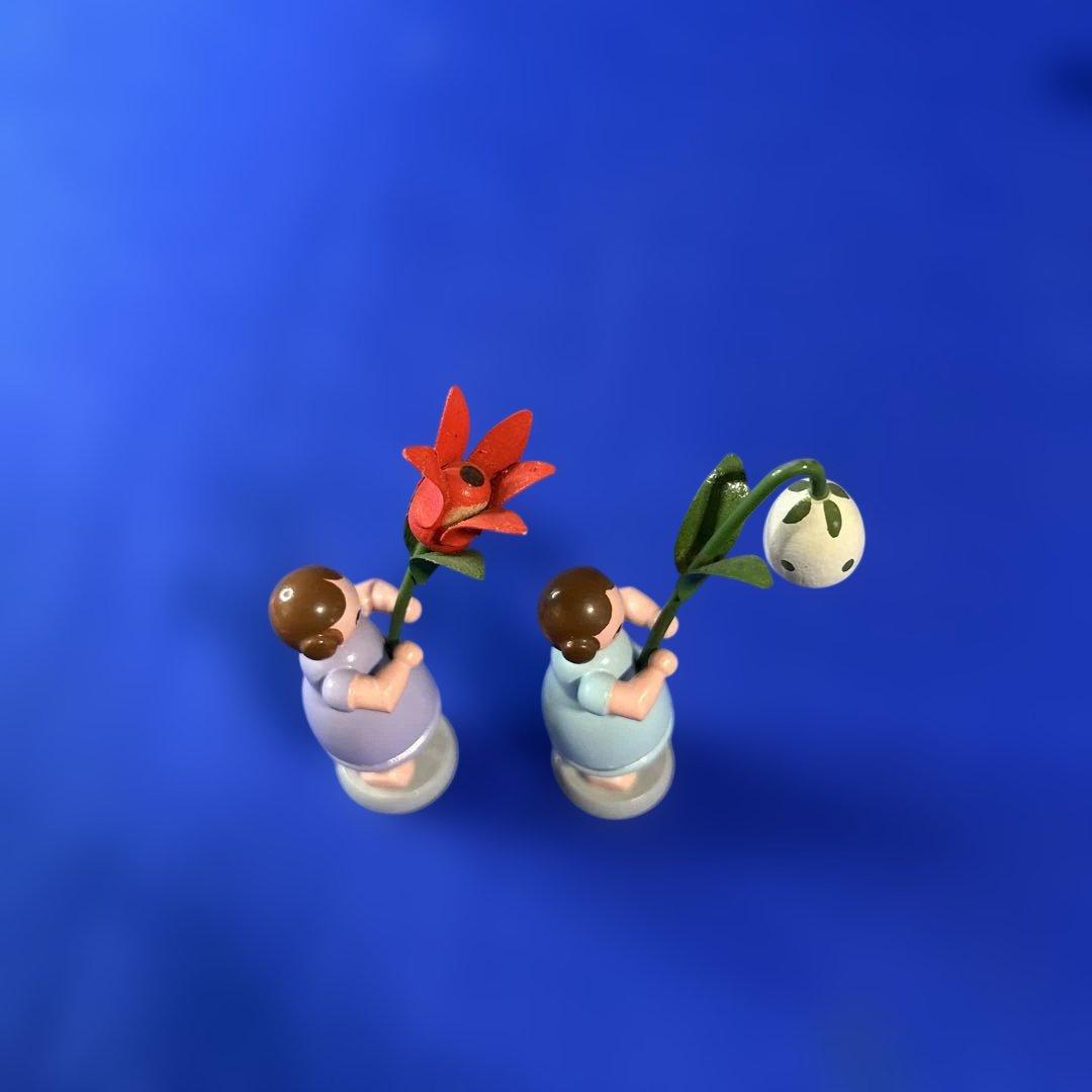 ドイツ製　木製人形　エルツ地方　ザイフェン お花を持つ女の子