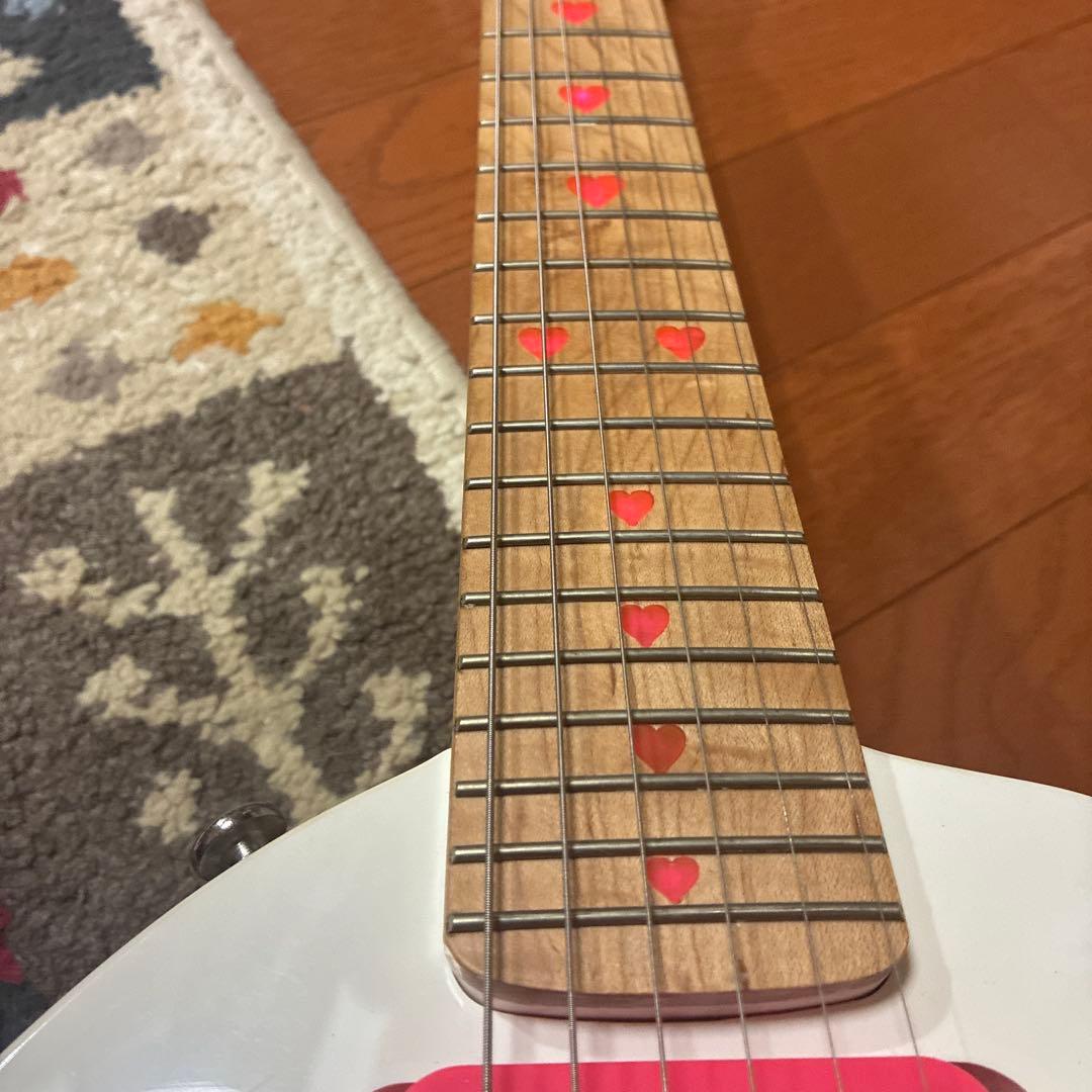 エレキギター。　目と、フレットひかる！　 猫ちゃん、ギター！