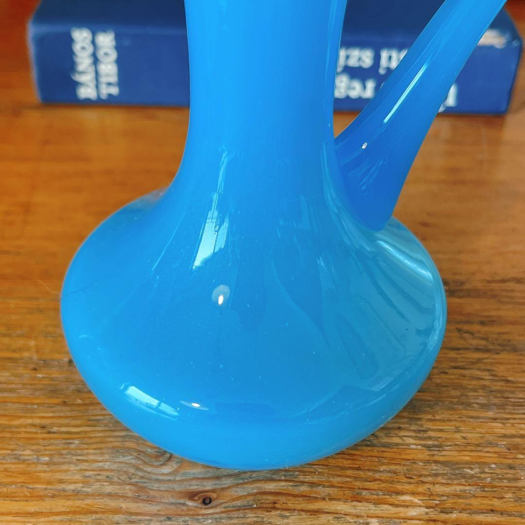 オパリンガラスのブルーピシェ