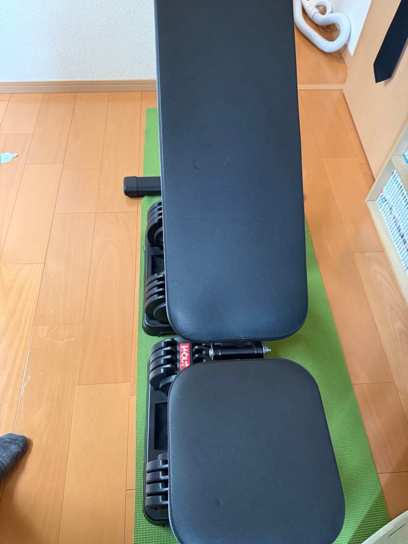 Woutのダンベル2個とLeading Edgeのトレーニングベンチ