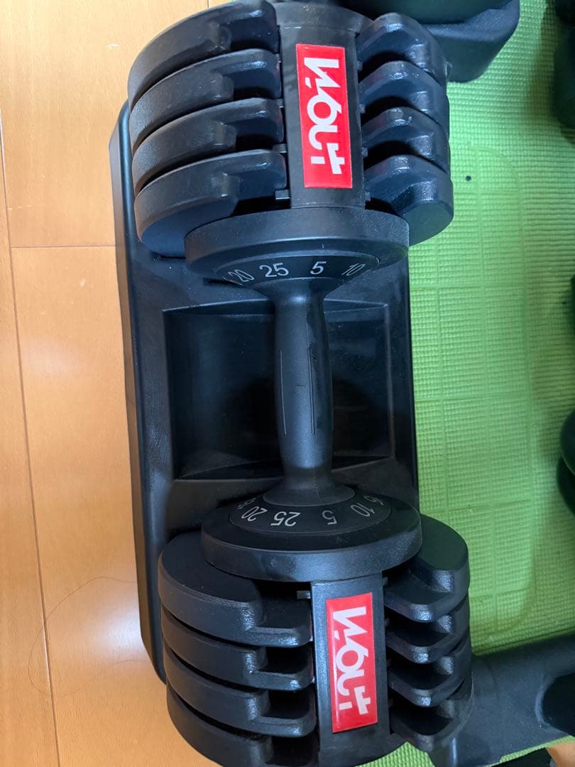 Woutのダンベル2個とLeading Edgeのトレーニングベンチ