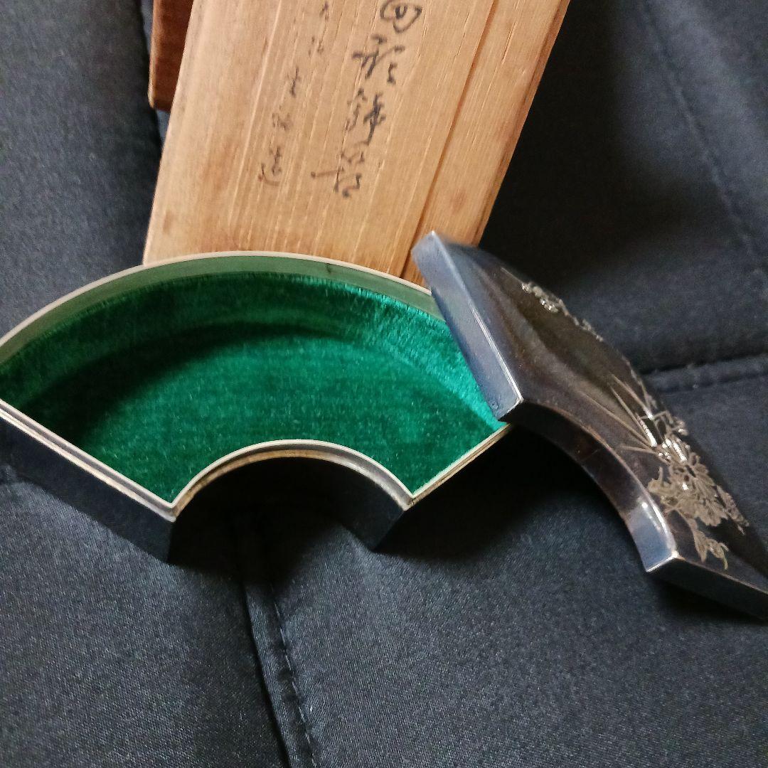 アンティーク生駒製 菊図　扇形工芸品 小物入れ木箱付き