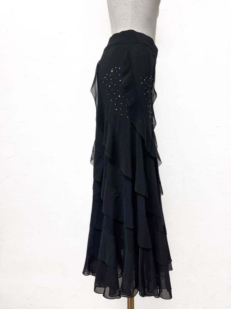 華やか✨ 新品　社交ダンス スカート 黒 ７段フリル ラインストーン付ｍ273