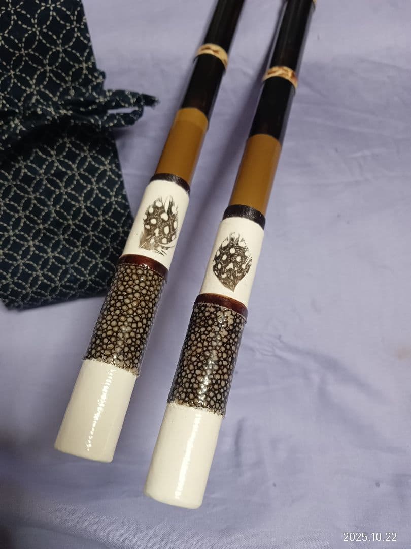カーボン総塗り笛巻き1本半竿掛け・白塗り鮫皮、羽根飾り