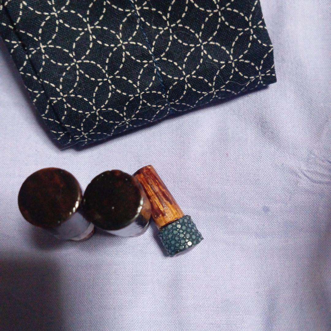 カーボン総塗り笛巻き1本半竿掛け・白塗り鮫皮、羽根飾り